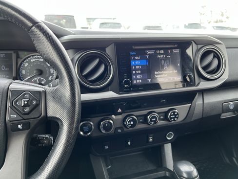 Used 2016 Toyota Tacoma TRD Off-Road image 18