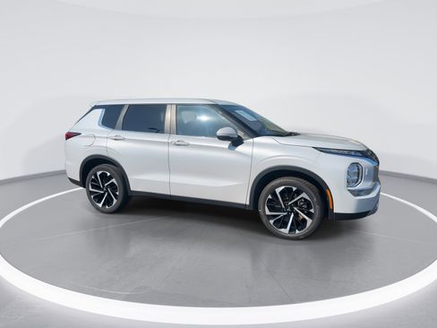 Used 2024 Mitsubishi Outlander SE Black Edition image 2