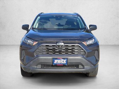 Used 2020 Toyota RAV4 LE FWD image 2