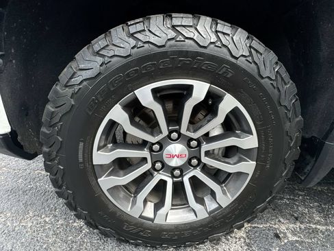 Used 2022 GMC Sierra 1500 AT4 w/ Technology Package AWD/4WD image 12