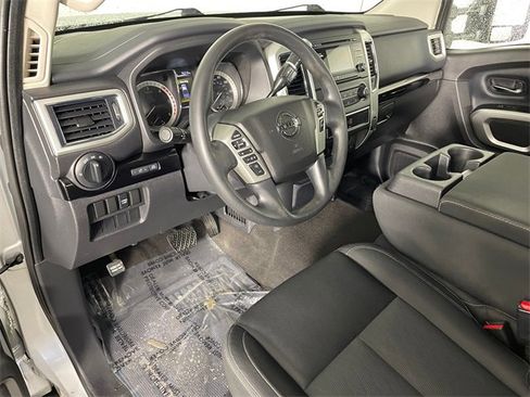 Used 2018 Nissan Titan SV image 3