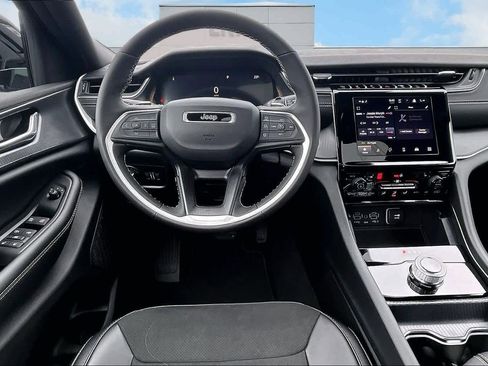 New 2025 Jeep Grand Cherokee Altitude image 15