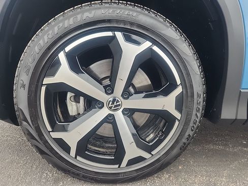 Used 2025 Volkswagen Tiguan SE image 14