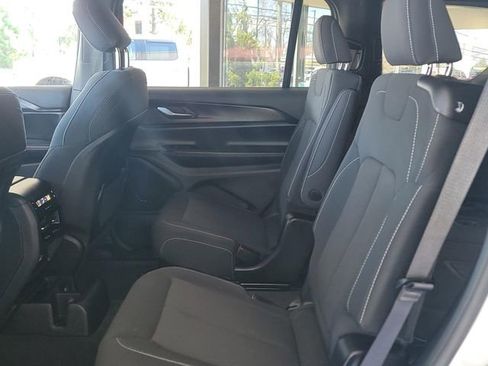 Used 2024 Jeep Grand Cherokee L Laredo image 12
