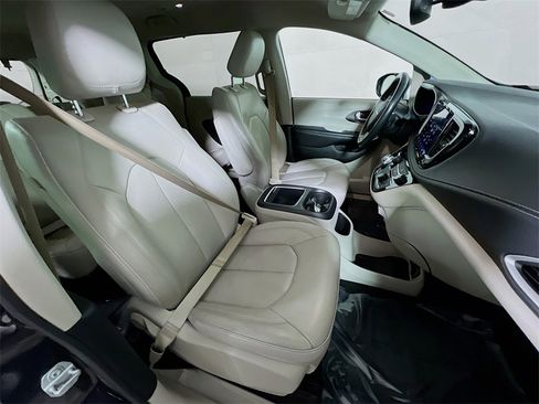 Used 2021 Chrysler Pacifica Touring-L image 26