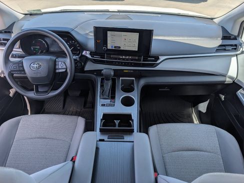 Used 2025 Toyota Sienna LE FWD image 4