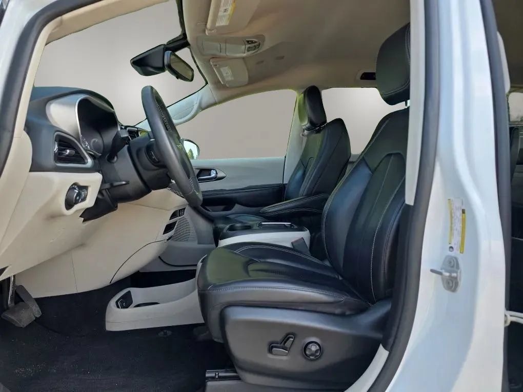 Used 2023 Chrysler Pacifica Touring-L FWD image 13