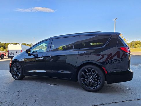 New 2026 Chrysler Pacifica Limited w/ Uconnect Theater Family Group image 5