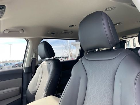 New 2026 Kia Carnival FWD image 21
