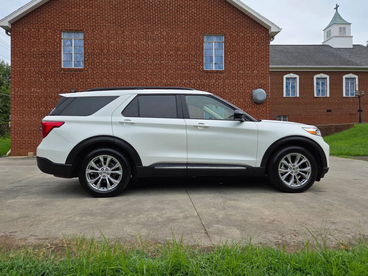 Used 2021 Ford Explorer XLT w/ Equipment Group 202A RWD image 4