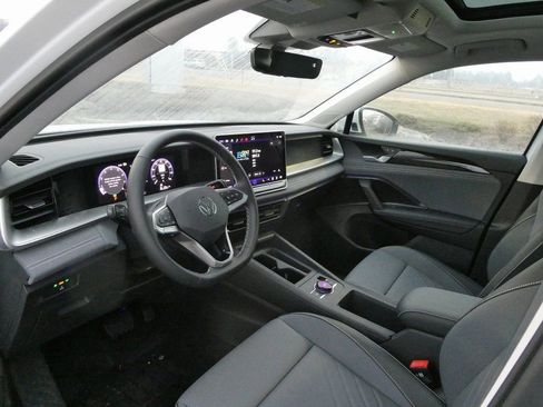 New 2026 Volkswagen Tiguan SE image 32