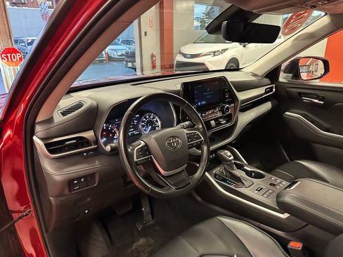 Used 2023 Toyota Highlander XLE AWD/4WD image 10