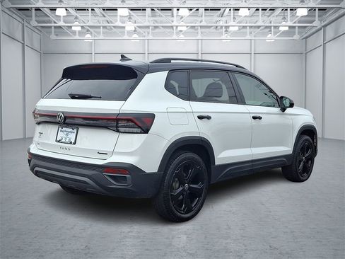 Certified 2025 Volkswagen Taos SE image 6