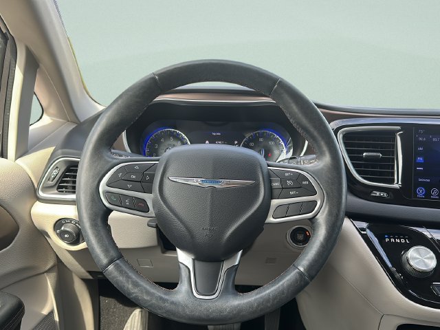 Used 2017 Chrysler Pacifica Touring-L Plus FWD image 33