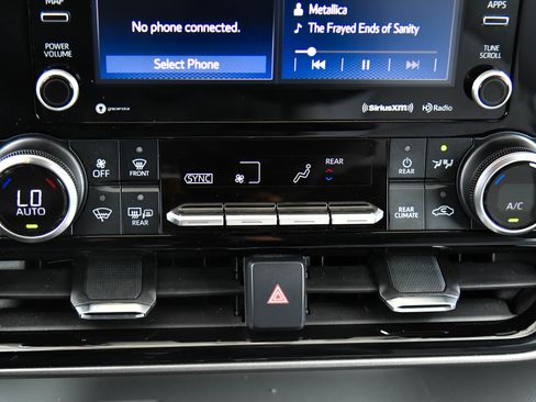 Used 2022 Toyota Highlander LE AWD/4WD image 23