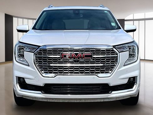 Used 2023 GMC Terrain Denali w/ Denali Premium Package AWD/4WD image 3