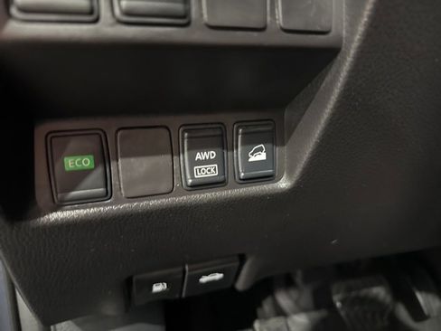 Used 2015 Nissan Rogue SV image 18