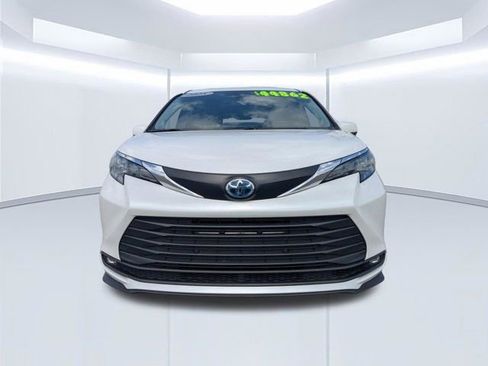 Used 2025 Toyota Sienna XLE w/ XLE Plus Package FWD image 9