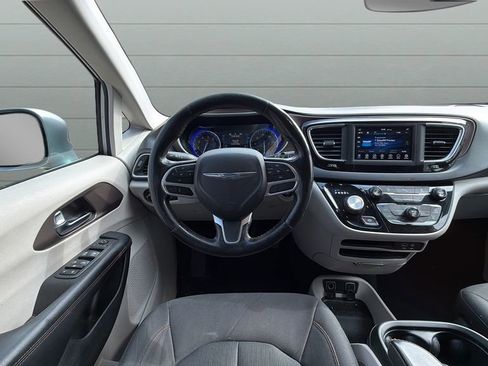 Used 2019 Chrysler Pacifica Touring Plus w/ Tire & Wheel Group FWD image 11