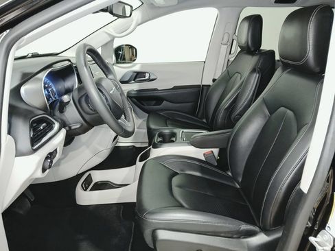 Used 2024 Chrysler Pacifica Touring-L FWD image 10