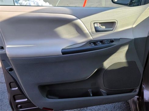Used 2020 Toyota Sienna LE image 12
