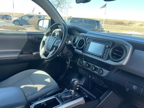 Used 2019 Toyota Tacoma SR5 AWD/4WD image 7