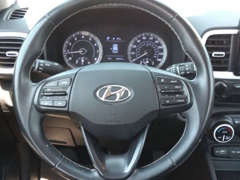 Used 2022 Hyundai Venue Limited FWD image 12