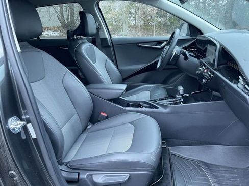 Used 2023 Kia Niro EX image 28