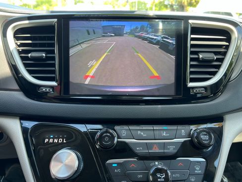 Used 2023 Chrysler Pacifica Touring-L image 37