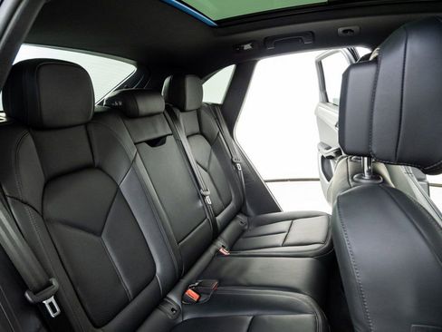 Certified 2025 Porsche Macan Base image 23