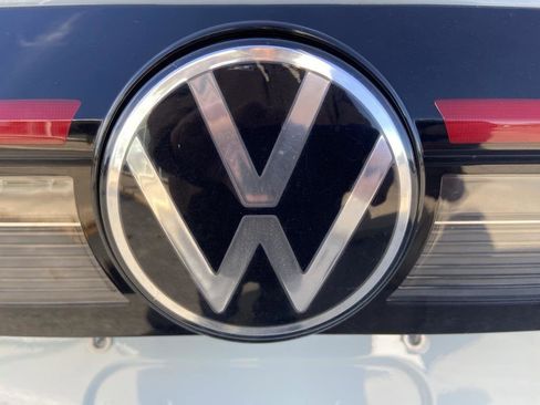 Used 2025 Volkswagen Taos SE image 12