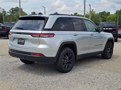 Used 2024 Jeep Grand Cherokee Altitude RWD image 17