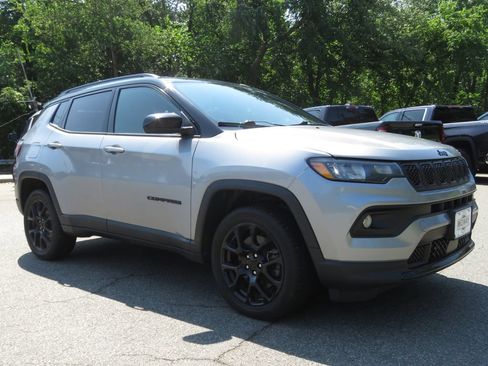Used 2023 Jeep Compass Latitude w/ Convenience Group AWD/4WD image 3