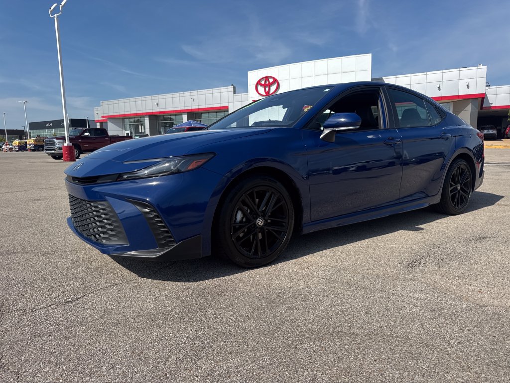 Used 2025 Toyota Camry SE FWD image 2