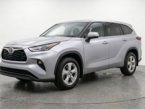 Used 2025 Toyota Highlander LE image 3