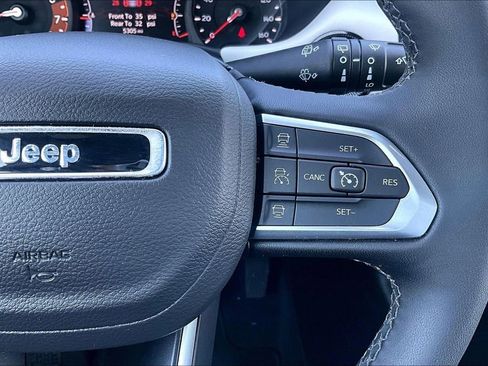 Used 2025 Jeep Compass Limited image 27