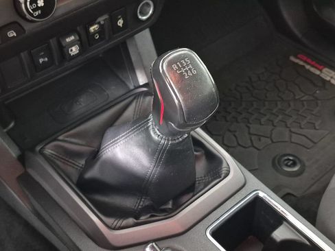 Used 2018 Toyota Tacoma TRD Off-Road w/ Technology Package AWD/4WD image 28