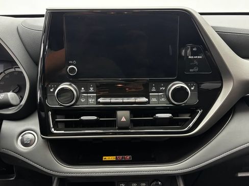 Used 2025 Toyota Highlander XLE AWD/4WD image 19