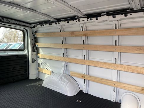 Used 2024 GMC Savana 2500 w/ Driver Convenience Package image 7