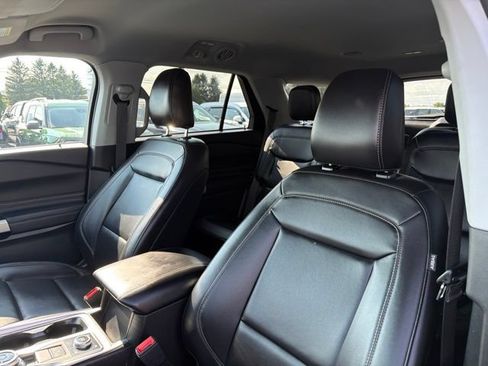 Used 2024 Ford Explorer XLT w/ Equipment Group 202A AWD/4WD image 19