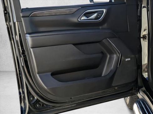Used 2023 Chevrolet Suburban LT w/ Luxury Package image 8