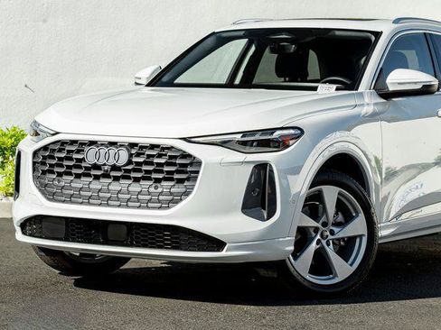 Certified 2025 Audi Q5 Premium Plus w/ Premium Plus image 2