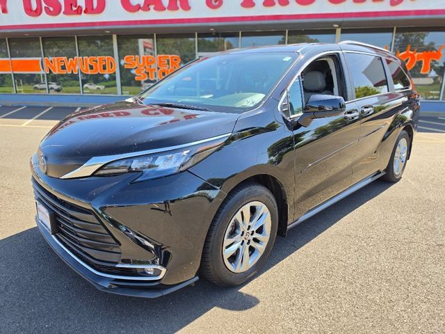 Used 2024 Toyota Sienna XLE w/ XLE Plus Package AWD/4WD image 3