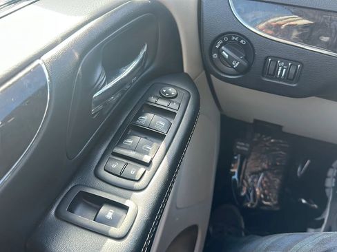 Used 2016 Chrysler Town & Country Touring image 17