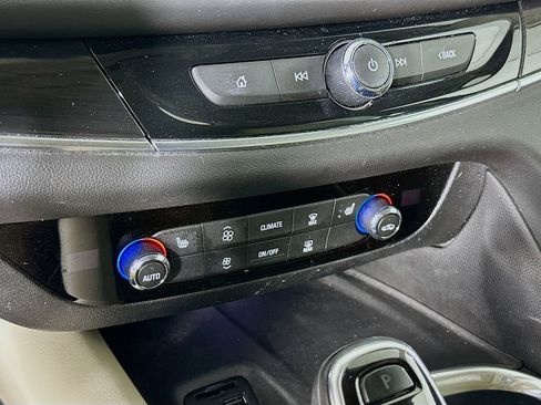 Used 2020 Buick Enclave Essence w/ LPO, Luxury Package image 23