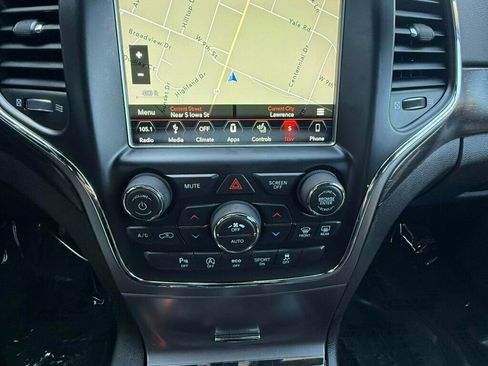 Used 2018 Jeep Grand Cherokee Laredo AWD/4WD image 32
