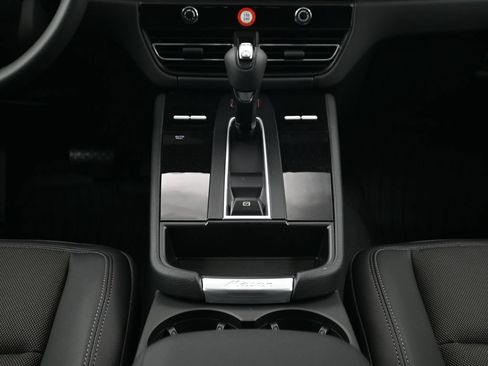 Certified 2026 Porsche Macan AWD/4WD image 10