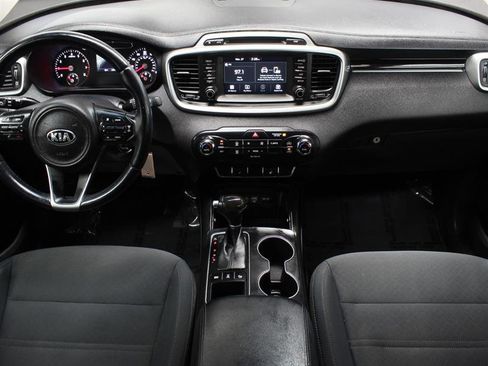 Used 2017 Kia Sorento LX w/ LX Convenience Package image 9