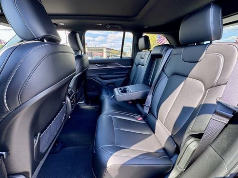 New 2025 Jeep Grand Cherokee Limited w/ Black Appearance Package image 15