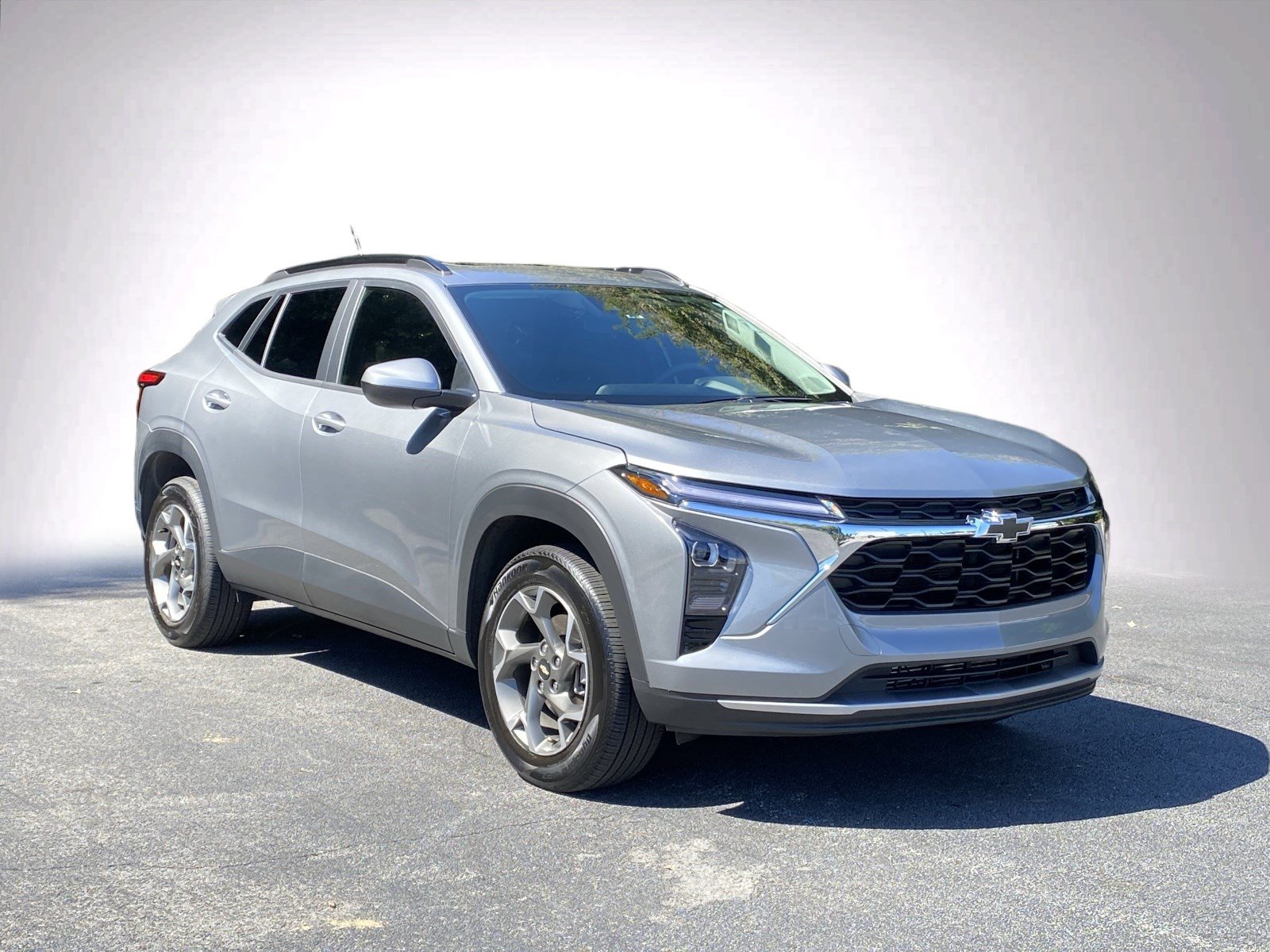 Used 2025 Chevrolet Trax LT w/ Sunroof Package FWD image 2